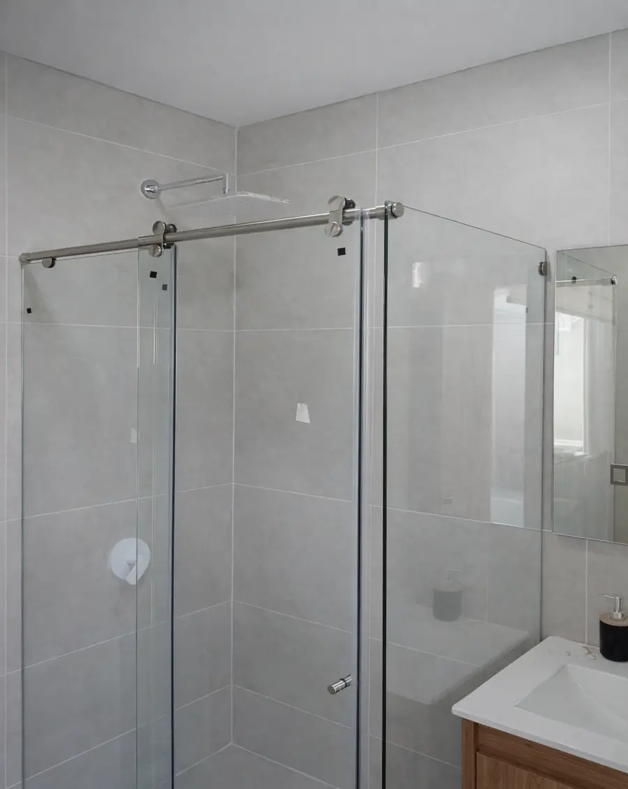 Detalle del riel en división corredera de vidrio templado en Bogotá