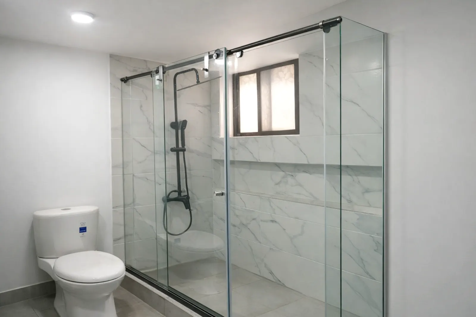 División de baño corredera en vidrio templado instalada en Bogotá