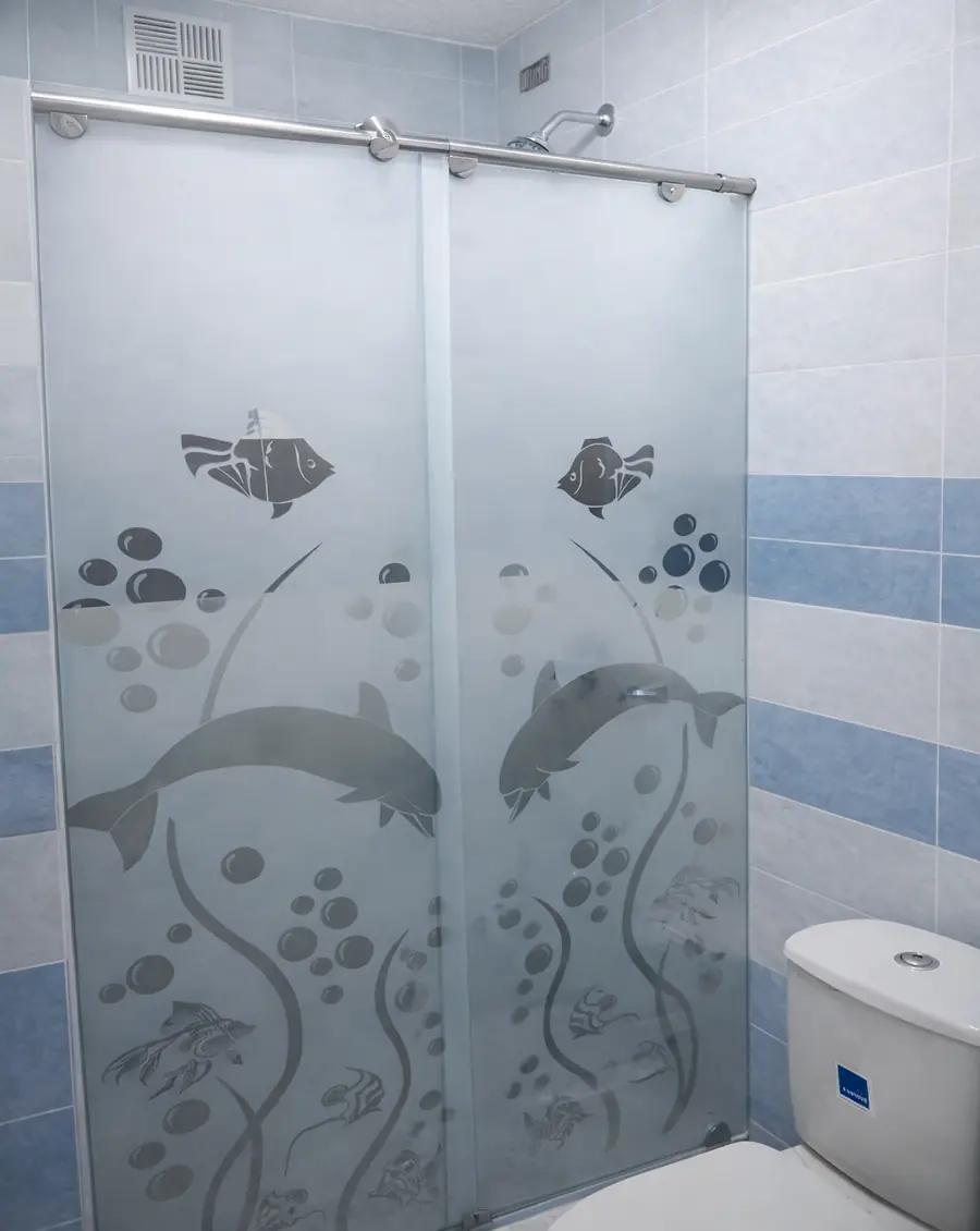 Sandblasting en vidrio para división de baño en Bogotá